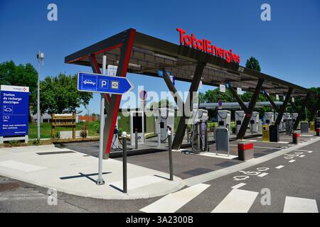 A62, stazione di ricarica TotalEnergies per veicoli elettrici sulla superstrada A62, area di servizio Agen porte d'Aquitaine Foto Stock