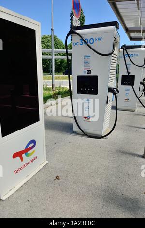 A62, stazione di ricarica TotalEnergies per veicoli elettrici sulla superstrada A62, area di servizio Agen porte d'Aquitaine Foto Stock