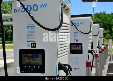A62, stazione di ricarica TotalEnergies per veicoli elettrici sulla superstrada A62, area di servizio Agen porte d'Aquitaine Foto Stock