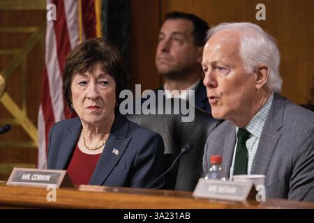 Washington DC - 30 gennaio 2025: La senatrice del Maine Susan Collins guarda come parla il senatore del Texas John Cornyn. Foto Stock