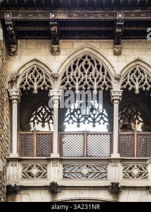 Primo piano di El Pont del Bisbe (Ponte del Vescovo) che attraversa il Carrer del Bisbe nel quartiere gotico di Barcellona. Foto Stock