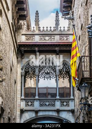 El Pont del Bisbe (Ponte del Vescovo) che attraversa il Carrer del Bisbe nel quartiere gotico di Barcellona. Foto Stock