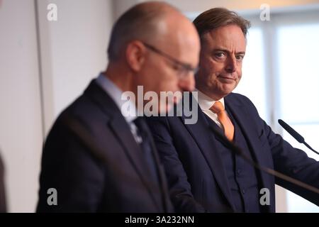 Senningen, Lussemburgo. 11 marzo 2025. Il primo ministro lussemburghese Luc Frieden e il primo ministro Bart De Wever, nella foto di un vertice dei paesi del Benelux, Lussemburgo, Paesi Bassi e Belgio, a Senningen, Lussemburgo. I tre capi di governo discuteranno le principali questioni della politica europea e internazionale. BELGA PHOTO VIRGINIE LEFOUR credito: Belga News Agency/Alamy Live News Foto Stock