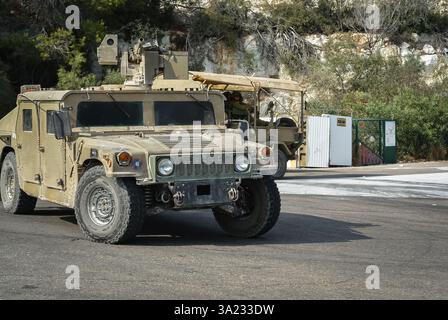 Convoglio militare di veicoli al confine tra Libano e Israele. Convoglio di veicoli corazzati brigata israeliana airmobile di pattuglia. Fuoristrada militare blindato per tutti i terreni Foto Stock