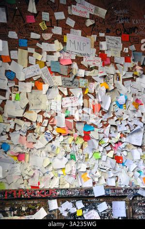 Note degli amanti lasciate sulle pareti del cortile sotto il balcone di Giulietta, Verona, Veneto, Italia, Europa Foto Stock