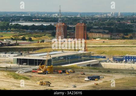 Stazione ferroviaria internazionale di Stratford in costruzione. Stratford East London anni '2000 Regno Unito. Il sito del villaggio e dell'arena dei Giochi Olimpici di Londra del 2012, prima del completamento della rigenerazione. Clays Lane University of East London. Templars House due edifici a torre per studenti distanti. Inghilterra 2007 HOMER SYKES Foto Stock