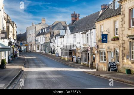 Winchcombe Regno Unito. Una vista su Hailes Street, Winchcombe. La strada principale che passa attraverso la città di Cotswold con negozi indipendenti e locande incorniciate in legno Foto Stock