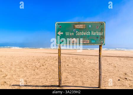 WALVIS BAY, NAMIBIA - 14 AGOSTO 2024: Cartello sandwich Harbor Foto Stock