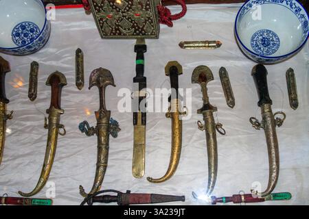 FEZ, MAROCCO. Bazar con vestiti e cibo in vendita a Fez medina aka. città vecchia Foto Stock