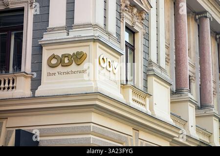 VIENNA, AUSTRIA - 28 LUGLIO 2021: Logo dorato della compagnia assicurativa OBV (Osterreichische Beamtenversicherung) in un edificio storico a Vienna, Austria Foto Stock