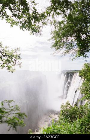 Cascate Vittoria - Mosi-oa-Tunya, 'fumo bollente' - cascata sul fiume Zambesi Foto Stock
