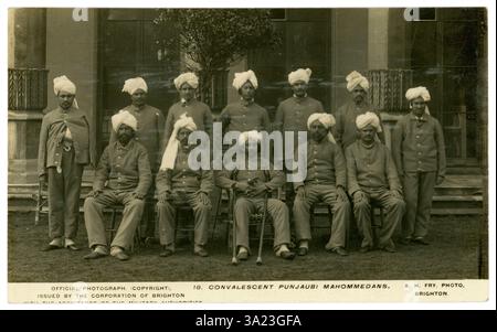 Cartolina originale dell'era WW1 dei convalescenti Punjaubi Mahommedans al Brighton Pavillion Hospital, la cartolina è stata "emessa dalla Corporation di Brighton con l'assistenza delle autorità militari". L'immagine mostra il contributo e i sacrifici delle truppe indiane nella prima guerra mondiale. Intorno al 1915. Foto di A.H. Fry Photo, Brighton, Foto Stock
