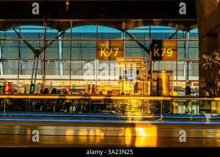 Alba al Terminal 4. L'aeroporto Adolfo Suárez Madrid-Barajas, comunemente noto come Madrid-Barajas, è il principale aeroporto internazionale che serve Madrid Foto Stock