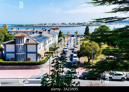 Estuario del fiume Bidasoa, con la città francese di Hendaye sullo sfondo. Hondarribia, Gipuzkoa, Paesi Baschi, Spagna, Europa Foto Stock