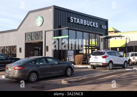 Le auto si allineano nella corsia Starbucks Drive Thru presso uno Starbucks a Colorado Springs, Colorado. La mattina presto in una giornata di lavoro. Foto Stock