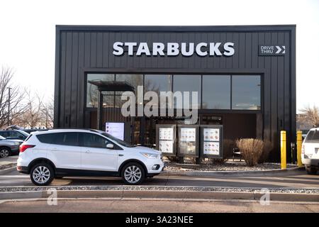 Le auto si allineano nella corsia Starbucks Drive Thru presso uno Starbucks a Colorado Springs, Colorado. La mattina presto in una giornata di lavoro. Foto Stock