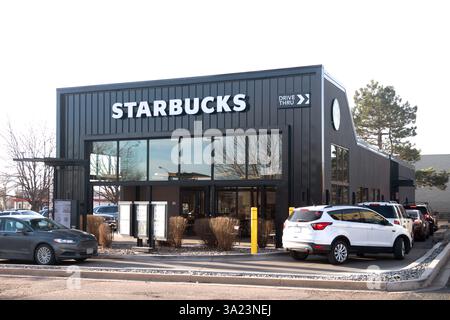 Le auto si allineano nella corsia Starbucks Drive Thru presso uno Starbucks a Colorado Springs, Colorado. La mattina presto in una giornata di lavoro. Foto Stock