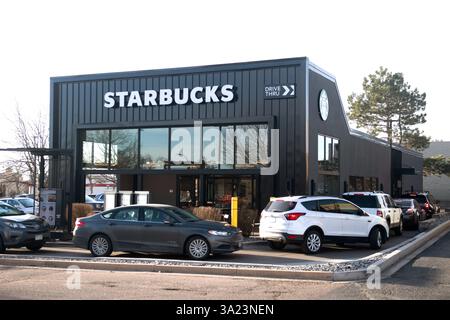 Le auto si allineano nella corsia Starbucks Drive Thru presso uno Starbucks a Colorado Springs, Colorado. La mattina presto in una giornata di lavoro. Foto Stock