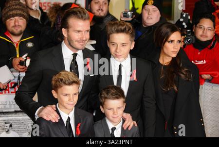 David Beckham, Victoria Beckham e i figli Brooklyn, Romeo e Cruz, la prima mondiale della classe 92, Odeon West End, Leicester Square, Londra. 01.12.13 Foto Stock