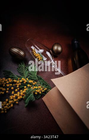 Festa pasquale con champagne e bouquet di mimosa Foto Stock