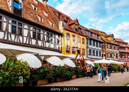 Case a graticcio e terrazze ristorante nel centro del villaggio. Obernai, Bas-Rhin, Grand Est, Francia, Europa Foto Stock