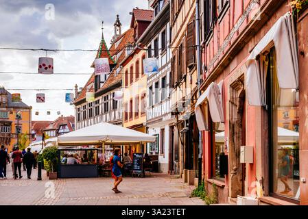 Case a graticcio e terrazze ristorante nel centro del villaggio. Obernai, Bas-Rhin, Grand Est, Francia, Europa Foto Stock