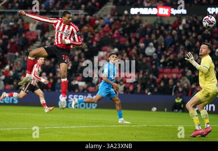 Wilson Isidor di Sunderland tenta un tiro in porta durante la partita del titolo Sky Bet allo Stadium of Light di Sunderland. Data foto: Martedì 11 marzo 2025. Foto Stock