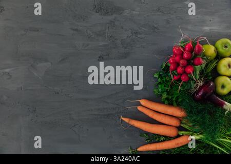 carote, cipolle, ravanelli e mele per cucinare su sfondo Foto Stock