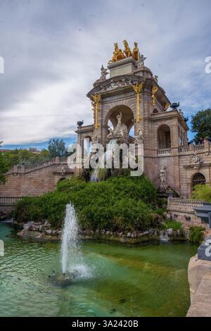 Vecchio parco pubblico - Parco della Ciutadella a Barcellona - stagno e monumento con cavalli in cima e cascate artificiali (persone in distensione). Molte coppie amorevoli Foto Stock