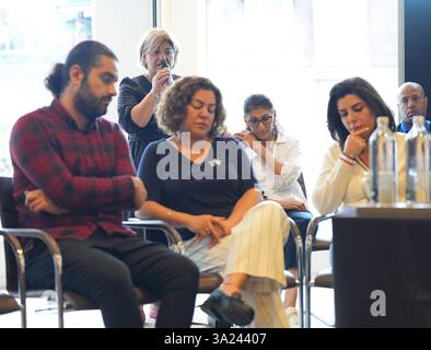 Kimia Zabihyan (seconda a sinistra), del gruppo Grenfell Next of Kin, consoli Flora Neda (terza a destra), che ha perso il marito, durante una conferenza stampa con le famiglie immediate di 34 delle 72 persone uccise nell'incendio della Torre di Grenfell nel 2017, presso l'hotel Royal Lancaster London, a seguito della pubblicazione del rapporto finale pubblicato dalla lunga Grenfell Tower Inquiry, il che ha presentato i risultati su come il blocco torre di Londra occidentale è diventato in una condizione che ha permesso alle fiamme di diffondersi così rapidamente, causando la morte di 72 persone. Data foto: Mercoledì 4 settembre 2024. Foto Stock