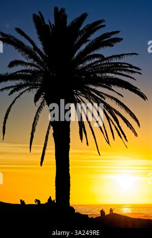 Tramonto sulla spiaggia del punto di interesse turistico, Camps Bay, città del Capo, Sud Africa, Africa Foto Stock