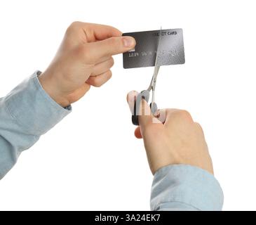 Donna che taglia la carta di credito su sfondo bianco, primo piano Foto Stock