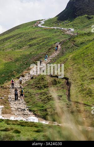 Glasgow, Regno Unito. 17 maggio 2024. La gente fa escursioni a Conic Hill, Glasgow, Gran Bretagna, a maggio. 17, 2024. (Foto di Kostas Pikoulas/Sipa USA). Crediti: SIPA USA/Alamy Live News Foto Stock