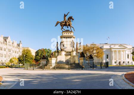 Capitol Square con Virginia Washington Monument e vista del Campidoglio dello Stato della Virginia a Richmond, Virginia, Stati Uniti Foto Stock