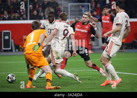 Leverkusen, Germania. 11 marzo 2025. Harry Kane (Bayern, n. 9) tra il portiere Lukas Hradecky (Bayer) e Robert Andrich (Bayer) per 0-1, Champions League, round di 16 andata, Bayer 04 Leverkusen vs FC Bayern Muenchen, Leverkusen, Germania, 11 marzo 2025. Crediti: Juergen Schwarz/Alamy Live News Foto Stock