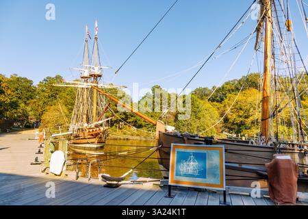 Porto con la nave a vela Godspeed e la Discovery sul fiume James nel museo all'aperto di Jamestown Settlement nel Triangolo storico di Wil Foto Stock