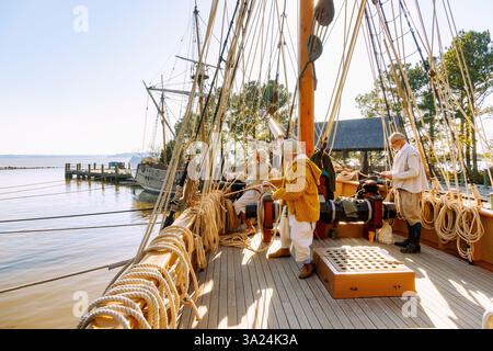 Storia vivente sulla nave a vela Godspeed sul fiume James nel museo all'aperto di Jamestown Settlement nel Triangolo storico di Williamsburg, V Foto Stock