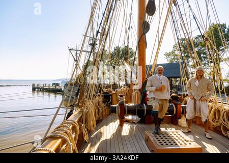 Storia vivente sulla nave a vela Godspeed sul fiume James nel museo all'aperto di Jamestown Settlement nel Triangolo storico di Williamsburg, V Foto Stock