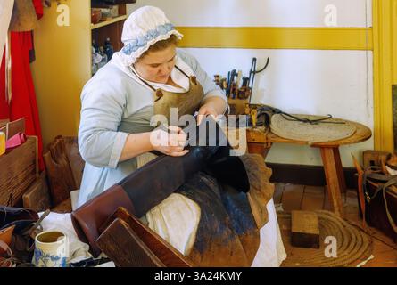 Lederhosenmacher & Schuhmacher (Lederverarbeitung und Schuhmacher) im Living History Museum Colonial WillCommansburg a Williamsburg im American Histori Foto Stock