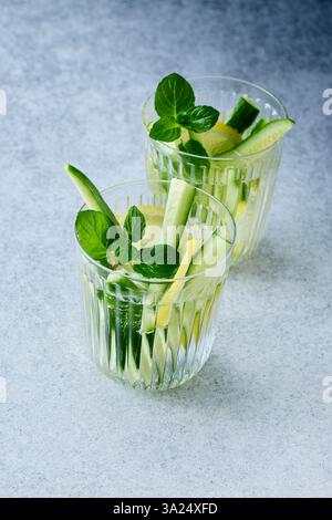 Acqua infuso con limone, cetriolo e menta Foto Stock