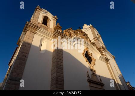 Chiesa di Santo Antonio nella splendida città di Lagos, nella regione dell'Algarve, in Portogallo, al tramonto. Foto Stock