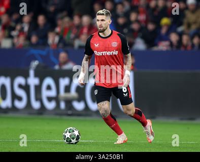 LEVERKUSEN, GERMANIA - 11 MARZO: Robert Andrich del Bayer Leverkusen durante la UEFA Champions League 2024/25 UEFA Champions League 2024/25 turno di andata e ritorno tra Bayer 04 Leverkusen e FC Bayern München l'11 marzo 2025 a Leverkusen, Germania. ( © diebilderwelt / Alamy Live News Foto Stock