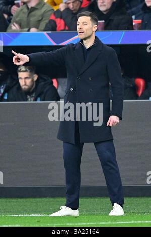 Leverkusen, Germania. 11 marzo 2025. Xabi Alonso, capo allenatore del Bayer 04 Leverkusen, istruisce durante il turno di UEFA Champions League della 16a partita di calcio di 2a tappa tra il Bayer 04 Leverkusen e il Bayern Monaco a Leverkusen, Germania, 11 marzo 2025. Crediti: Ulrich Hufnagel/Xinhua/Alamy Live News Foto Stock