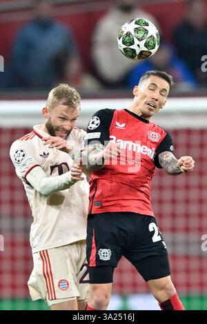 Leverkusen, Germania. 11 marzo 2025. Alejandro Grimaldo (R) del Bayer 04 Leverkusen e Konrad Laimer del Bayern Monaco si dirigono al pallone durante la partita di calcio della UEFA Champions League del 16° turno di 2a tappa tra il Bayer 04 Leverkusen e il Bayern Monaco di Baviera a Leverkusen, Germania, 11 marzo 2025. Crediti: Ulrich Hufnagel/Xinhua/Alamy Live News Foto Stock