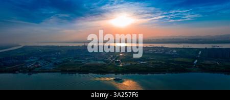 Vista del tramonto del ponte sul fiume Yangtze di Nanjing Jiangxinzhou, Cina Foto Stock