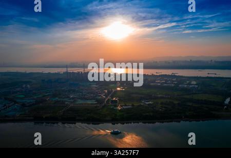Vista del tramonto del ponte sul fiume Yangtze di Nanjing Jiangxinzhou, Cina Foto Stock