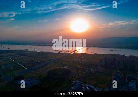Vista del tramonto del ponte sul fiume Yangtze di Nanjing Jiangxinzhou, Cina Foto Stock