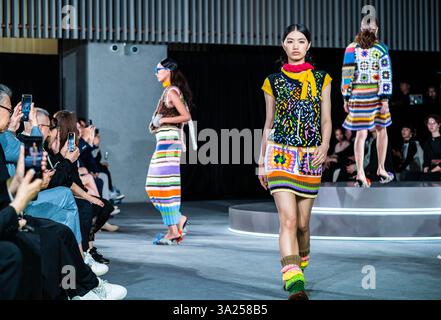 Hong Kong, Cina.11 marzo 2025. Il “Culture X ai 2024-2025: International Fashion Show” sponsorizzato dall’AIDLab si tiene presso l’Hong Kong Palace Museum, 11 marzo 2025. Con l'Interactive Design Assistant for Fashion (Aida) basato sull'intelligenza artificiale, sono state esposte circa 40 opere di moda progettate da 10 designer provenienti da paesi e regioni, tra cui Cina continentale, Hong Kong, Estonia e Finlandia. Crediti: Hou Yu/China News Service/Alamy Live News Foto Stock