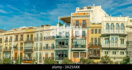 Panorama di Sevilla centro variopinti condomini con balcone chiuso cielo blu Foto Stock