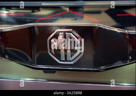 Nitra, Slovacchia - 4 ottobre 2024: Marchio MG su cofano auto. Un'auto MG moderna da vicino. Dettagli logo MG. Foto Stock